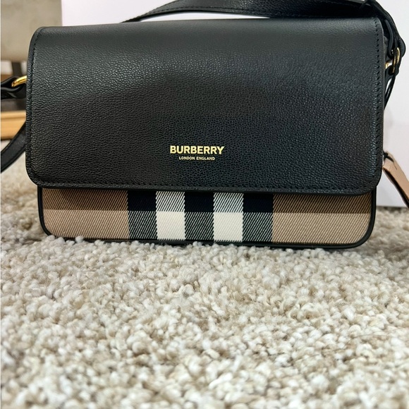 Burberry
Hampshire clamshell shoulder bag - Picture 1 of 4